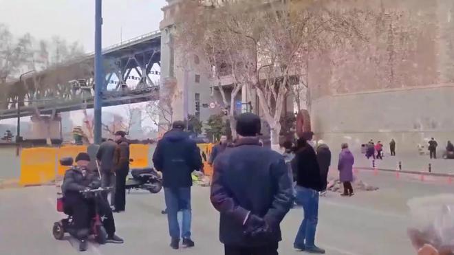 模不大景观独特为何中老年男人喜欢j9国际武汉闹热的滨江小公园规(图3)