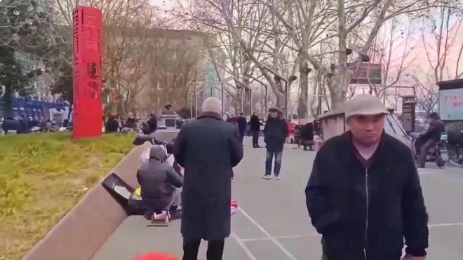 模不大景观独特为何中老年男人喜欢j9国际武汉闹热的滨江小公园规(图5)